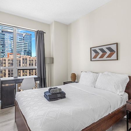 3 Bedroom Beside Cn Tower With Parking Downtown Торонто Екстер'єр фото