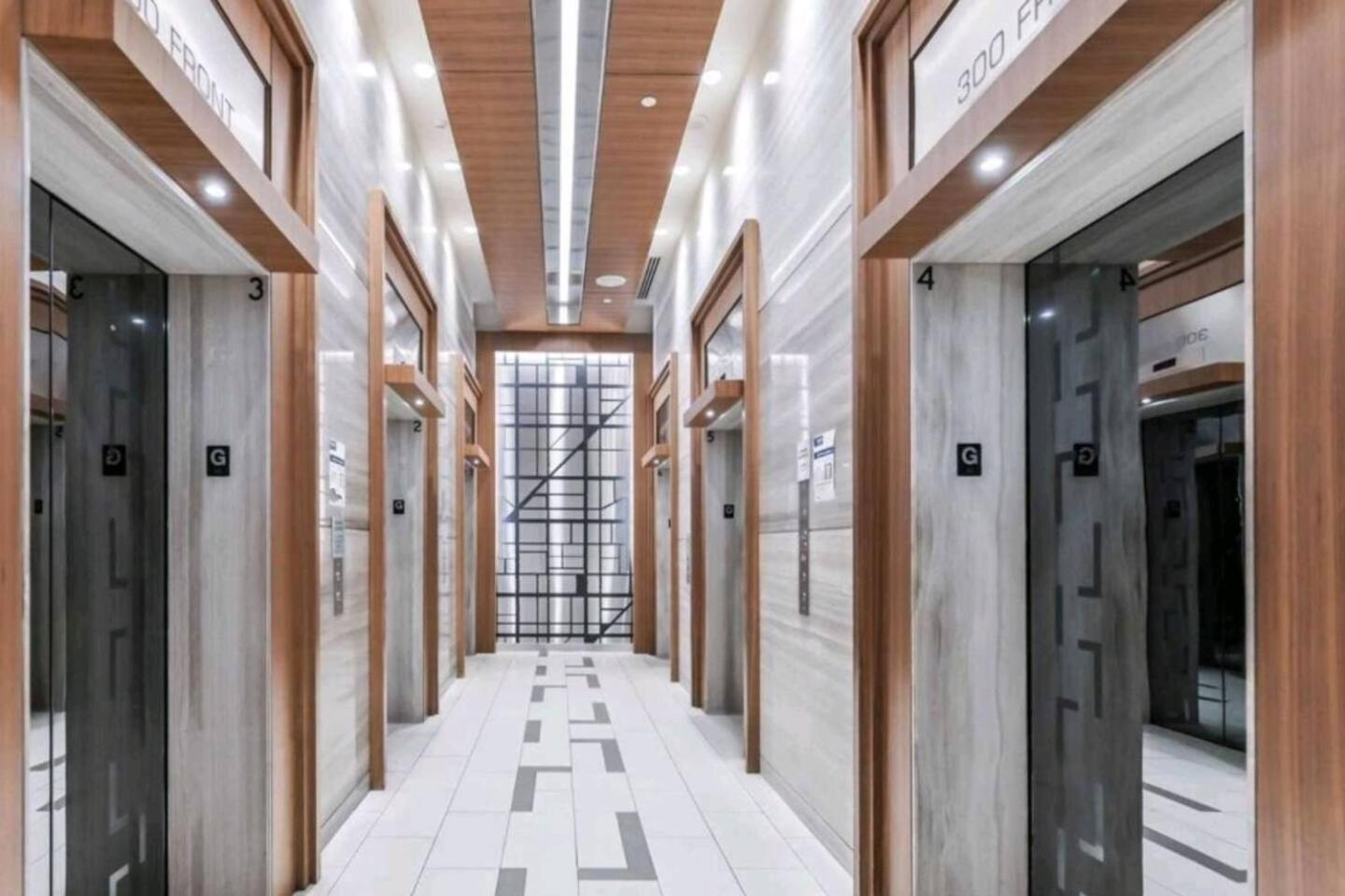 3 Bedroom Beside Cn Tower With Parking Downtown Торонто Екстер'єр фото