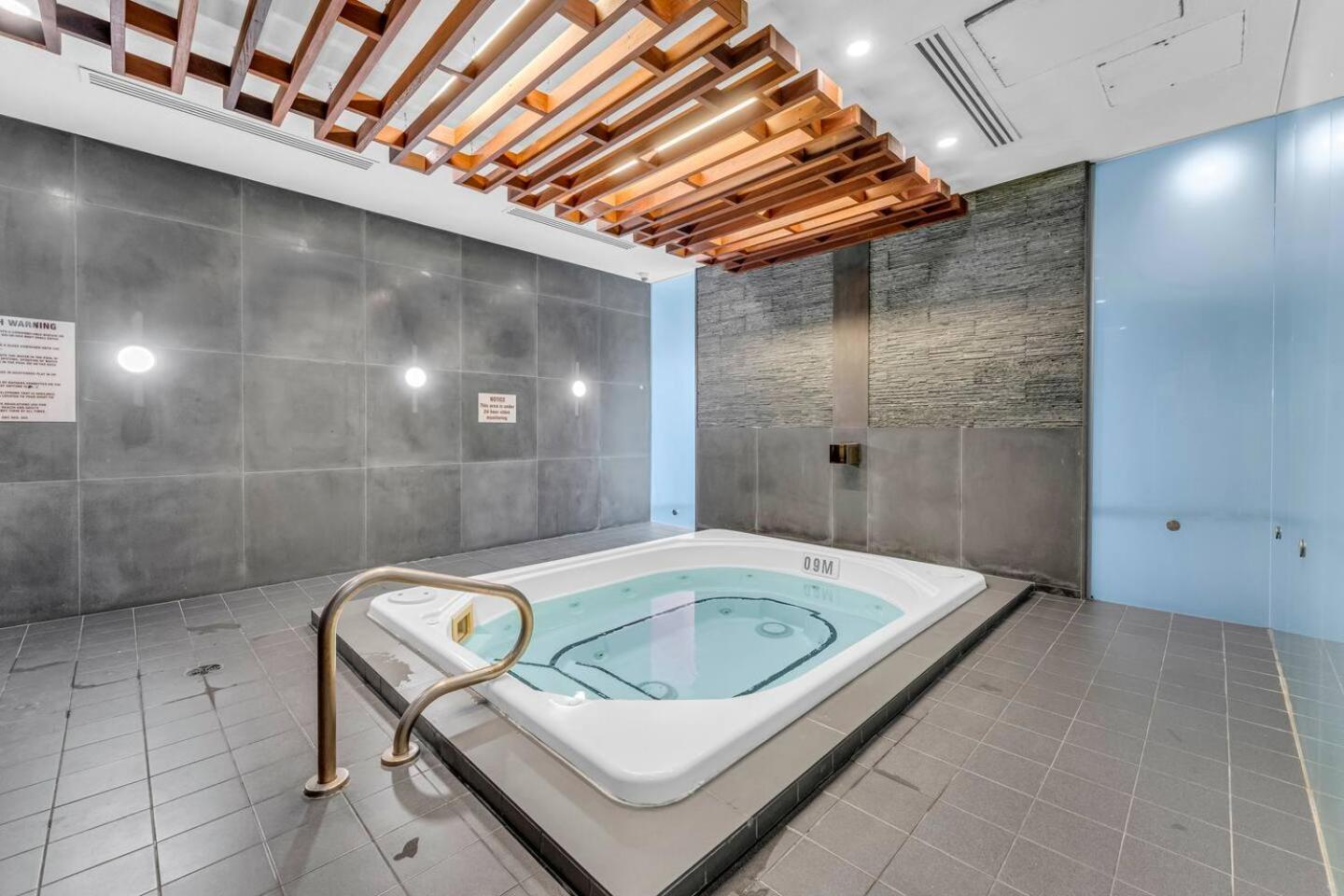3 Bedroom Beside Cn Tower With Parking Downtown Торонто Екстер'єр фото