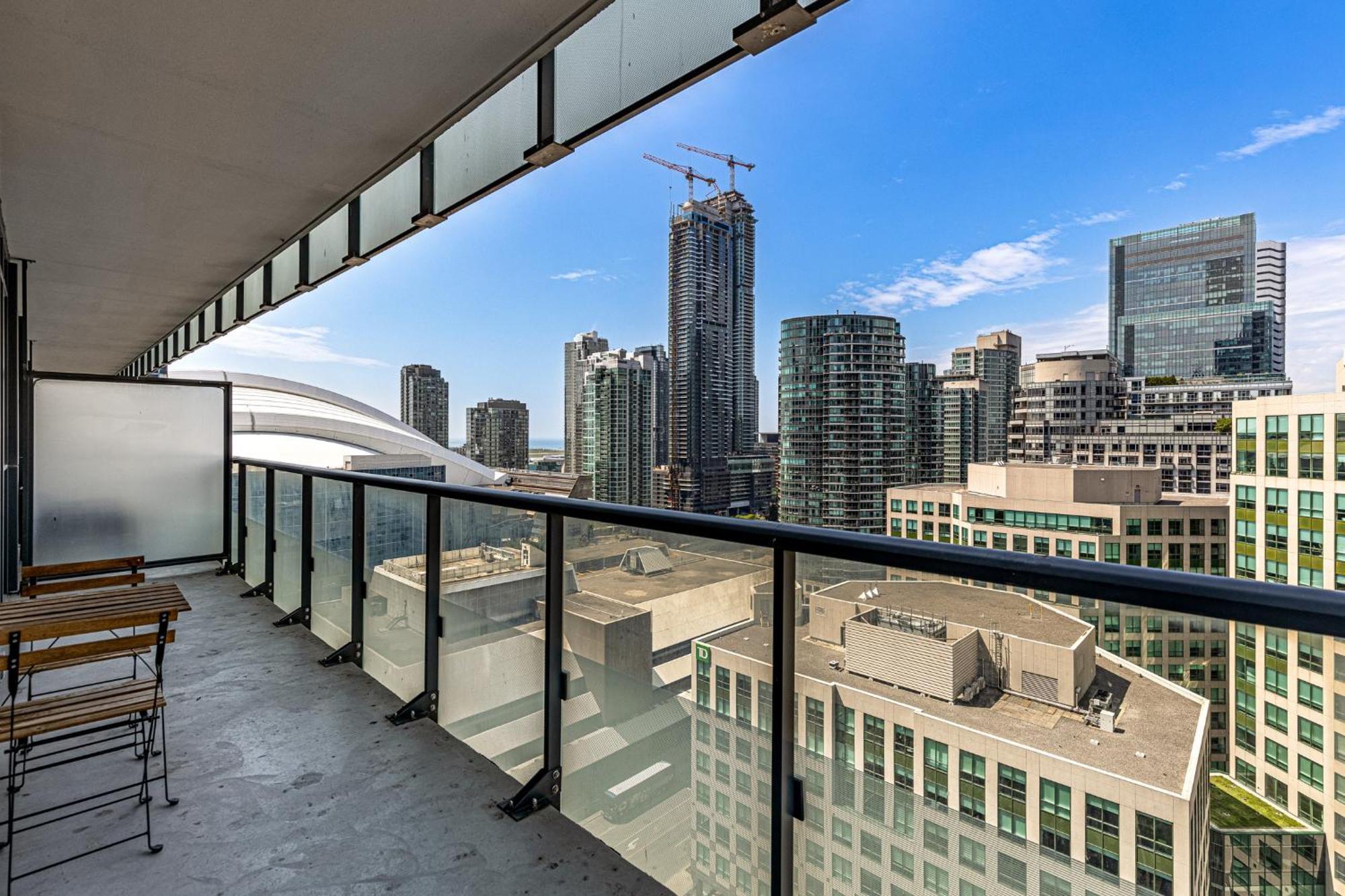 3 Bedroom Beside Cn Tower With Parking Downtown Торонто Екстер'єр фото