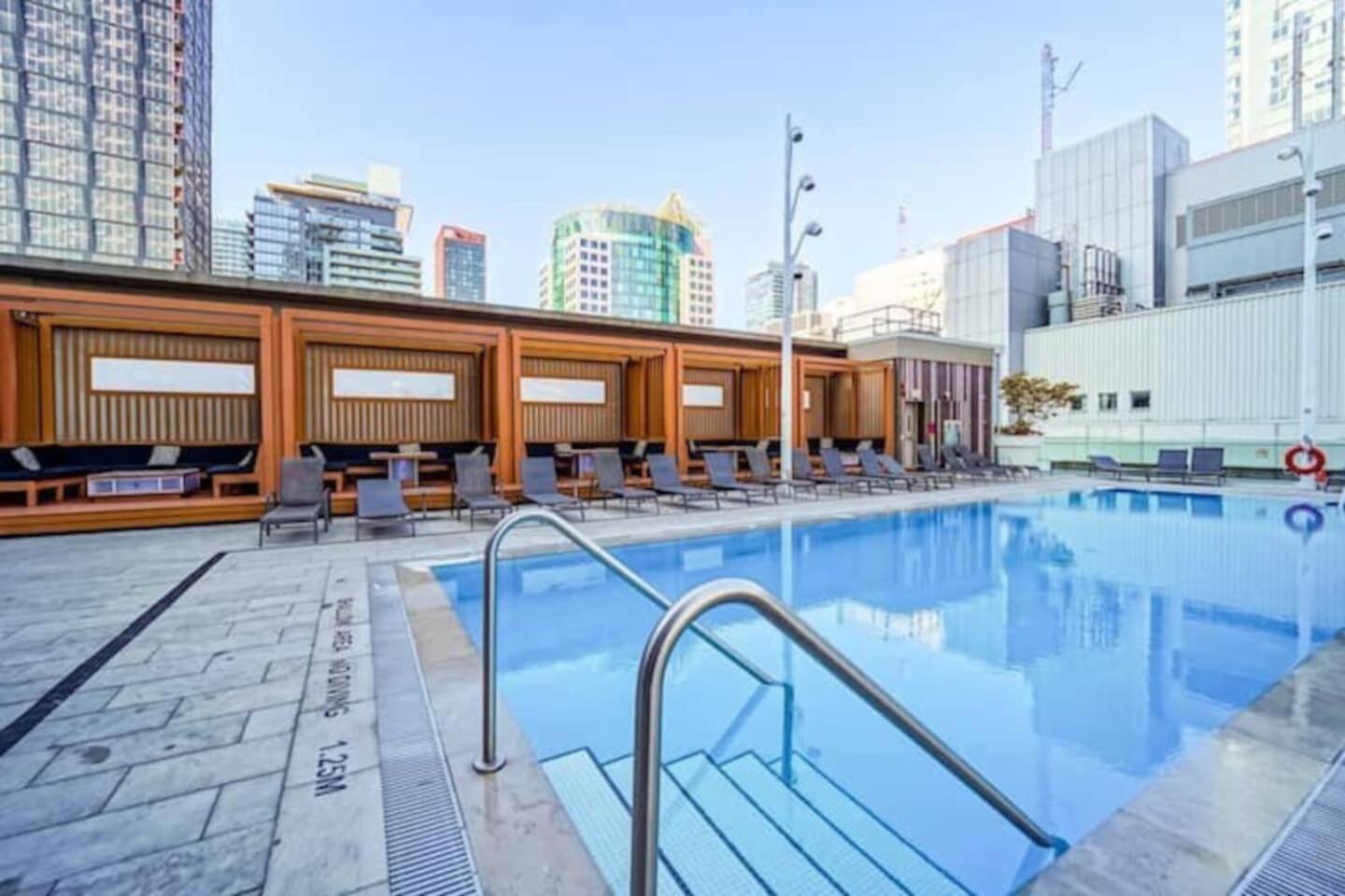 3 Bedroom Beside Cn Tower With Parking Downtown Торонто Екстер'єр фото