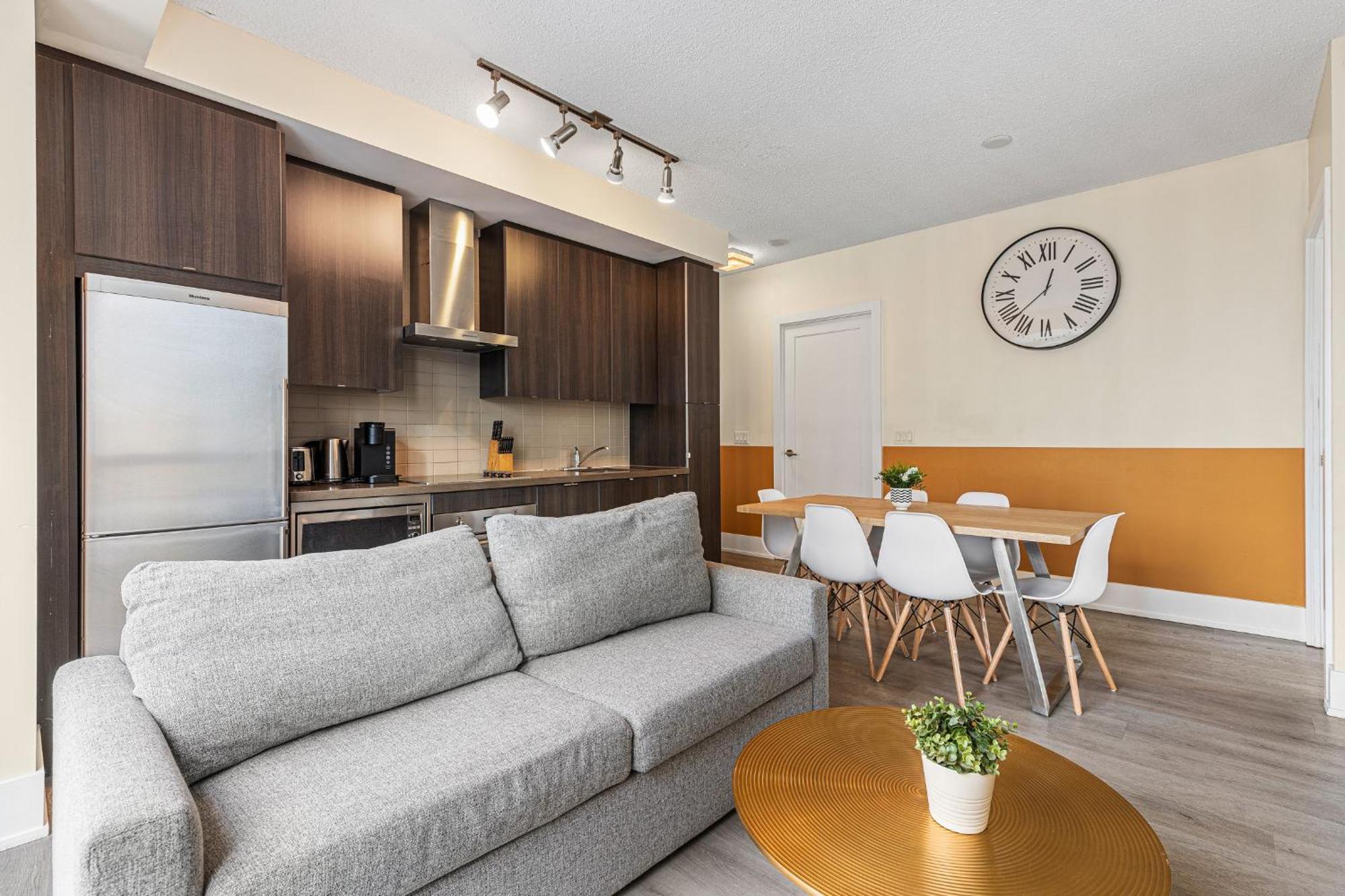 3 Bedroom Beside Cn Tower With Parking Downtown Торонто Екстер'єр фото