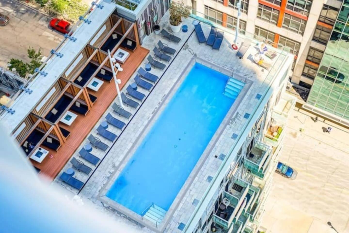 3 Bedroom Beside Cn Tower With Parking Downtown Торонто Екстер'єр фото