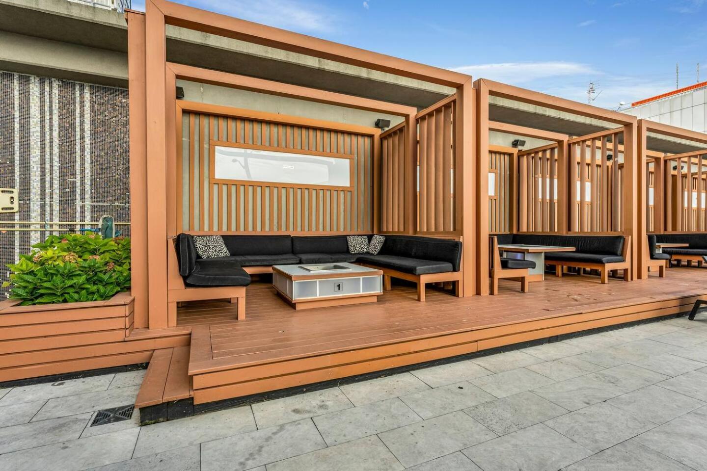 3 Bedroom Beside Cn Tower With Parking Downtown Торонто Екстер'єр фото