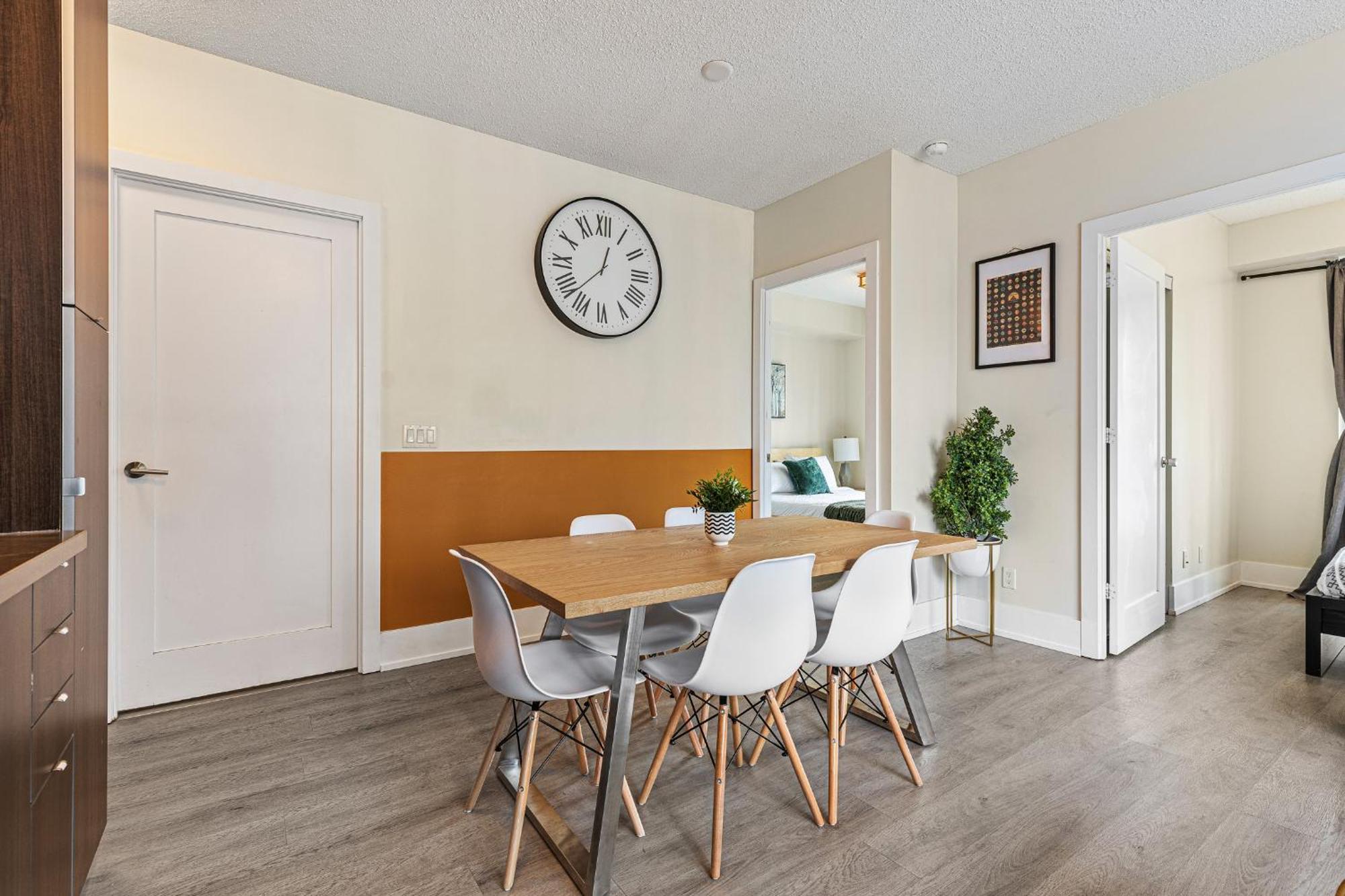 3 Bedroom Beside Cn Tower With Parking Downtown Торонто Екстер'єр фото