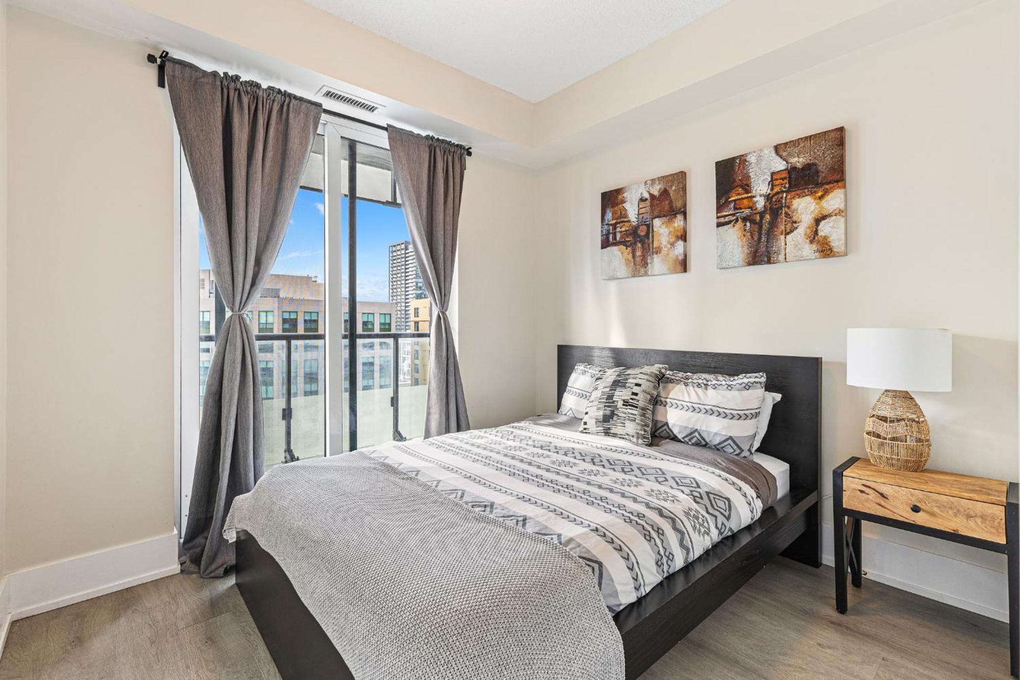 3 Bedroom Beside Cn Tower With Parking Downtown Торонто Екстер'єр фото