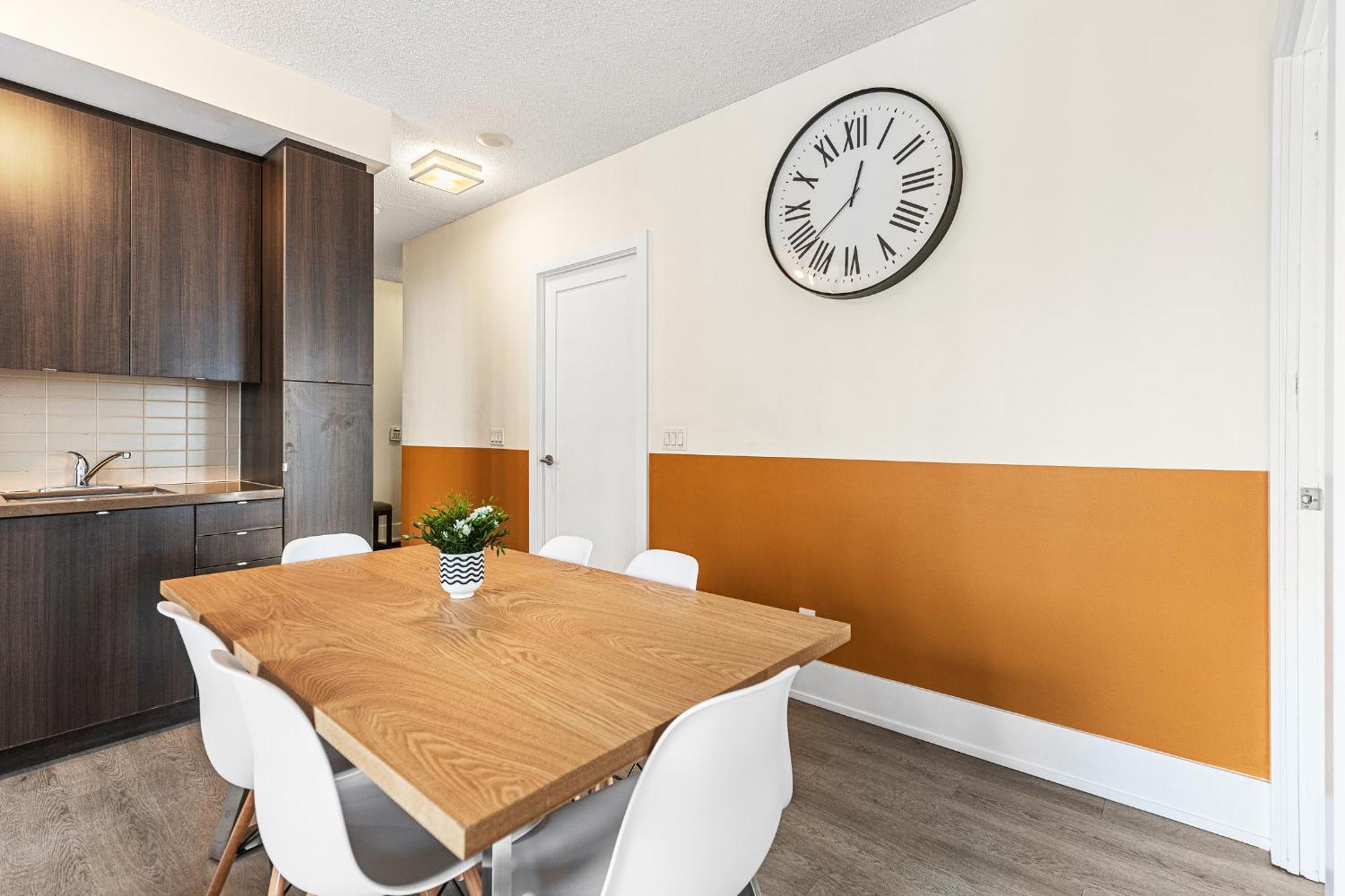 3 Bedroom Beside Cn Tower With Parking Downtown Торонто Екстер'єр фото