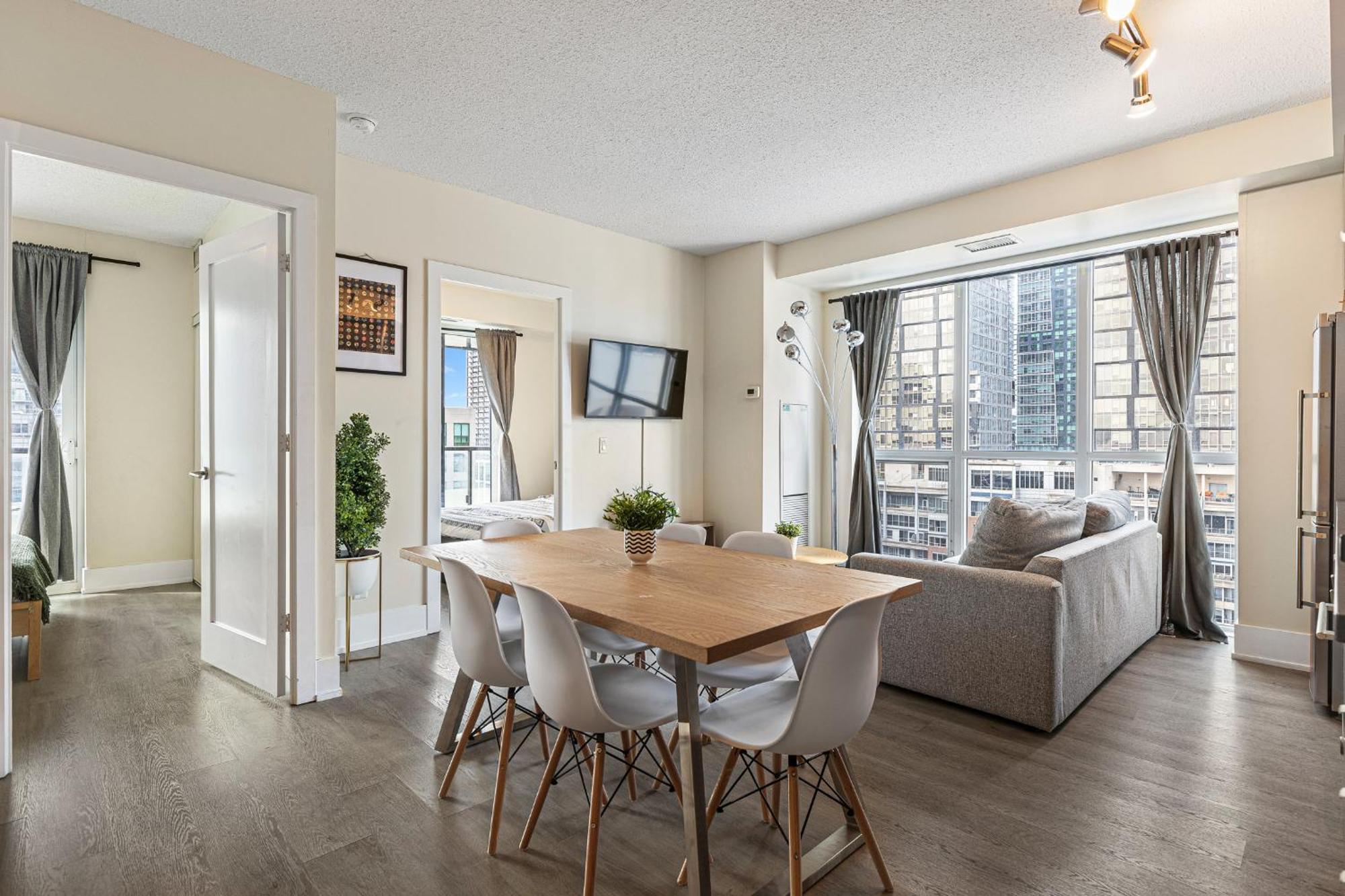 3 Bedroom Beside Cn Tower With Parking Downtown Торонто Екстер'єр фото