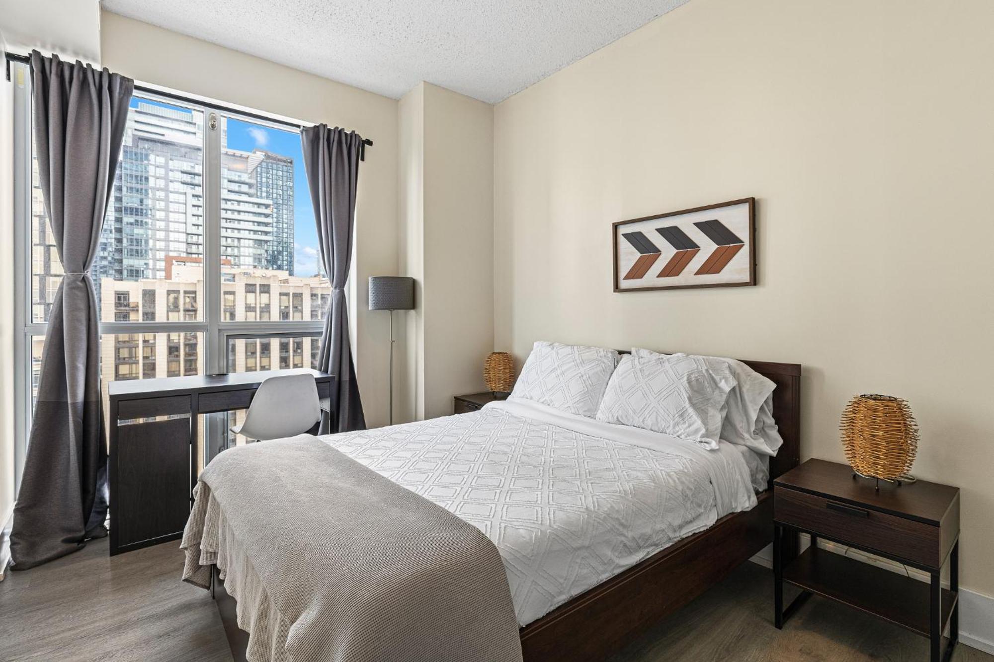 3 Bedroom Beside Cn Tower With Parking Downtown Торонто Екстер'єр фото