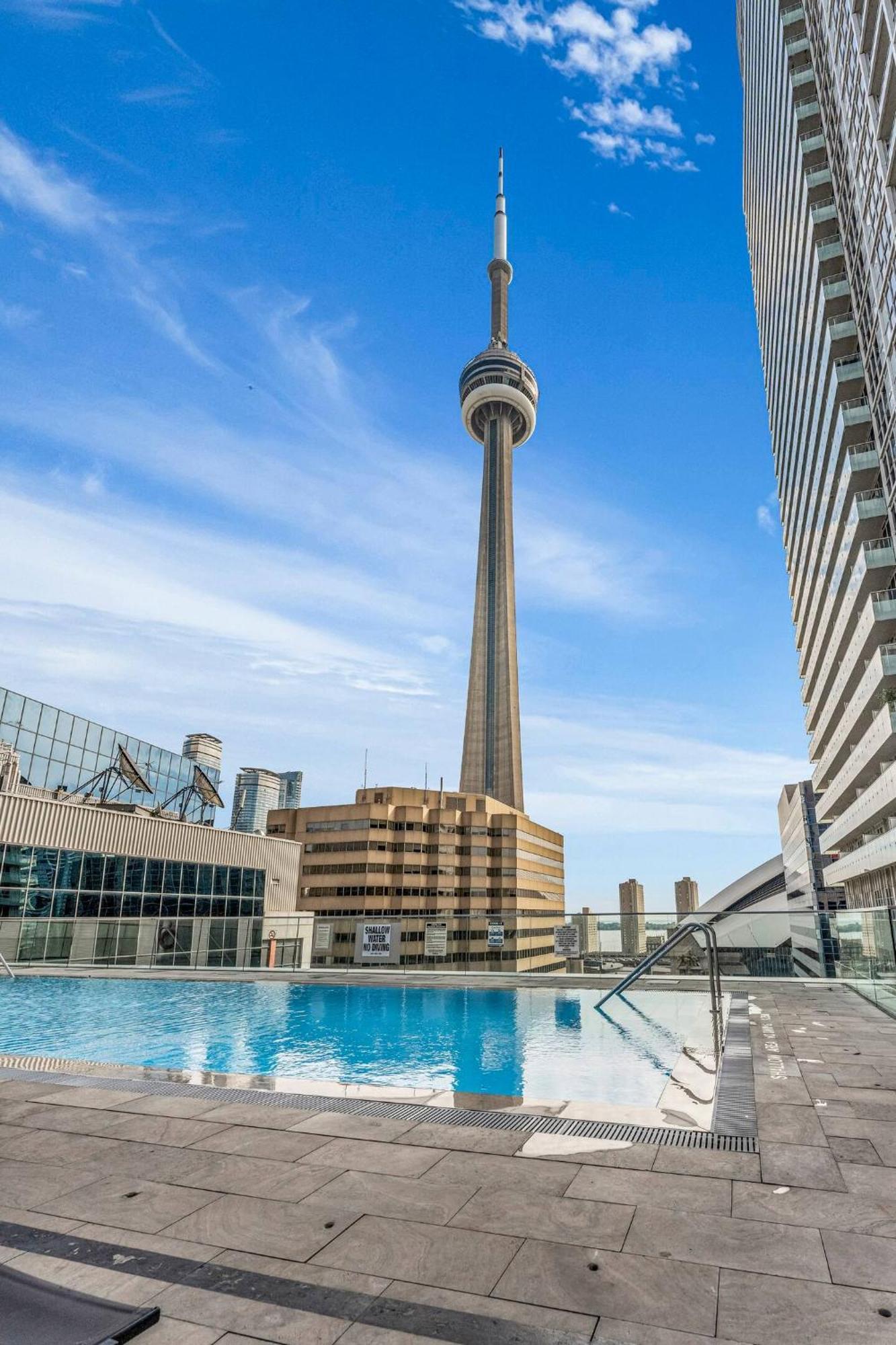 3 Bedroom Beside Cn Tower With Parking Downtown Торонто Екстер'єр фото