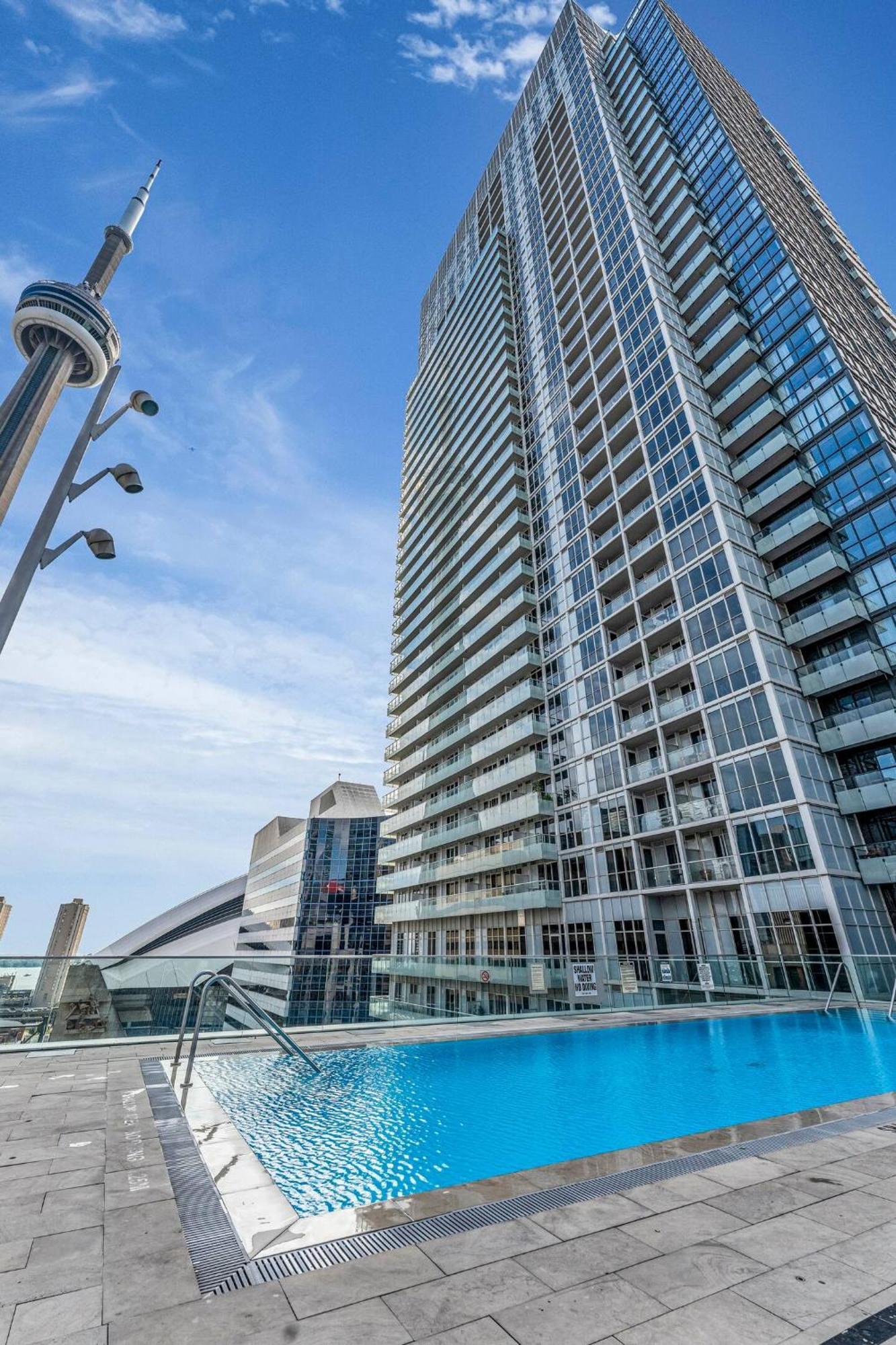 3 Bedroom Beside Cn Tower With Parking Downtown Торонто Екстер'єр фото